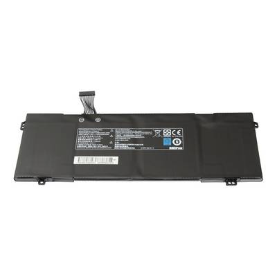 Lange zwarte laptopbatterijpack met aansluitingskabel en gedrukte specificatielabels op een witte achtergrond.