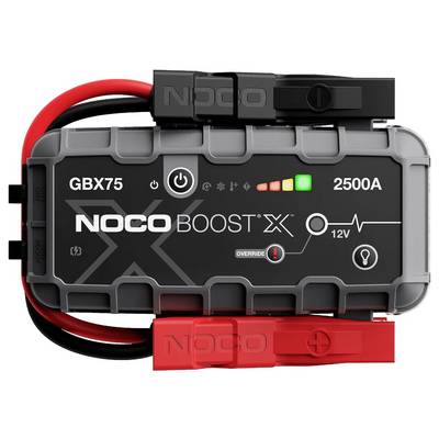 NOCO Boost X GBX75 jumpstarter met bevestigde rode en zwarte klemmen, gelabeld 2500A en 12V, weergegeven in vooraanzicht op een witte achtergrond.