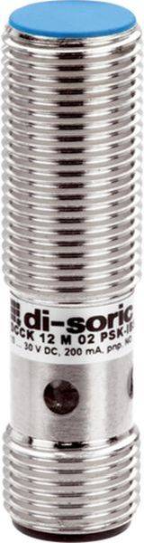 Close-up van een cilindrische metalen sensor met een blauw dopje en het label 'di-soric', waarop het schroefdraad lichaam en de kabelopening zichtbaar zijn.
