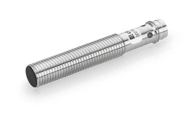 Een zilveren cilindrische metalen sensor met een schroefdraad lichaam en afgeronde zwarte eindkap, getoond op een witte achtergrond.