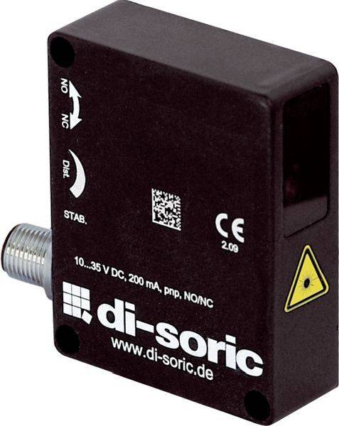 Foto van een zwarte di-sorische industriële sensormodule met schroefdraad metalen connector, statusmarkeringen, QR-code, CE-label en geel laserwaarschuwingssymbool.