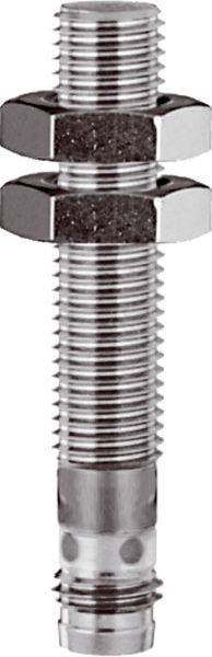 Close-up van een metalen schroefbout met draad met twee zeshoekige moeren en een gleufuiteinde, verticaal weergegeven op een witte achtergrond.
