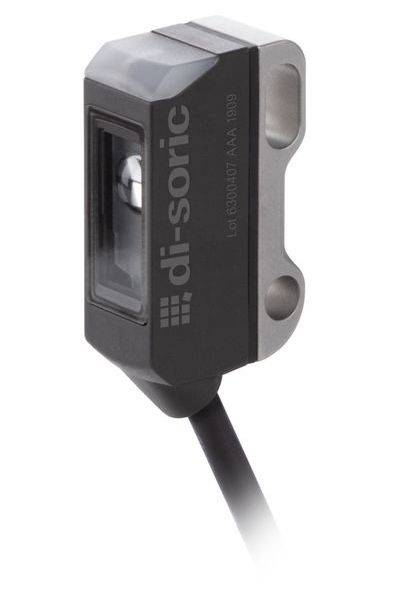 Fotoëlektrische sensor met zwarte rechthoekige behuizing en kabel, weergegeven op een witte achtergrond.