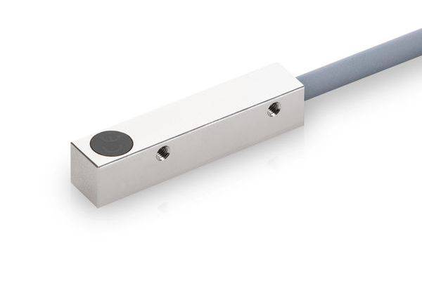 Metaalsensor met een grijze kabel en zwarte ronde eindkap op een witte achtergrond.