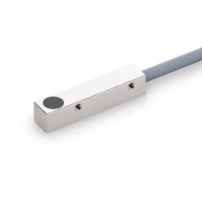 Metaalsensor met een grijze kabel en zwarte ronde eindkap op een witte achtergrond.