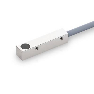 Een zilveren rechthoekige metalen sensor met een zwarte ronde dop aan één uiteinde, bevestigd aan een grijze kabel.