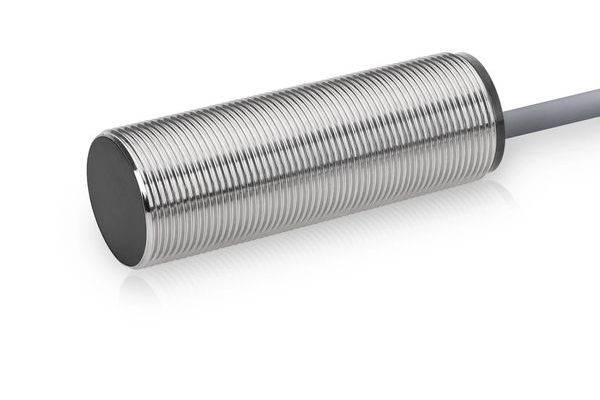 Close-up van een cilindrische schroefdraad metaalsensor met een grijze kabel die aan één uiteinde uitsteekt op een witte achtergrond.