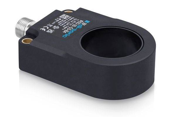 Zwarte industriële sensor met een schroefdraad metalen aansluiting en grote ronde opening, weergegeven op een witte achtergrond.