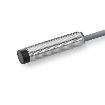 Cilindrische metalen nabijheidssensor met schroefdraad behuizing en zwarte sensortip, weergegeven op een witte achtergrond met een grijze kabel die aan één uiteinde uitsteekt.
