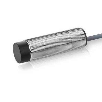 Een cilindrische metalen inductieve nabijheidssensor met een zwart voelertopje en aangesloten kabel op een witte achtergrond.