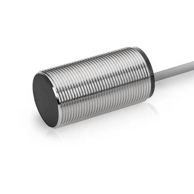Een cilindrische metalen nabijheidssensor met een zilverkleurig schroefdraad lichaam en grijze kabel op een witte achtergrond.