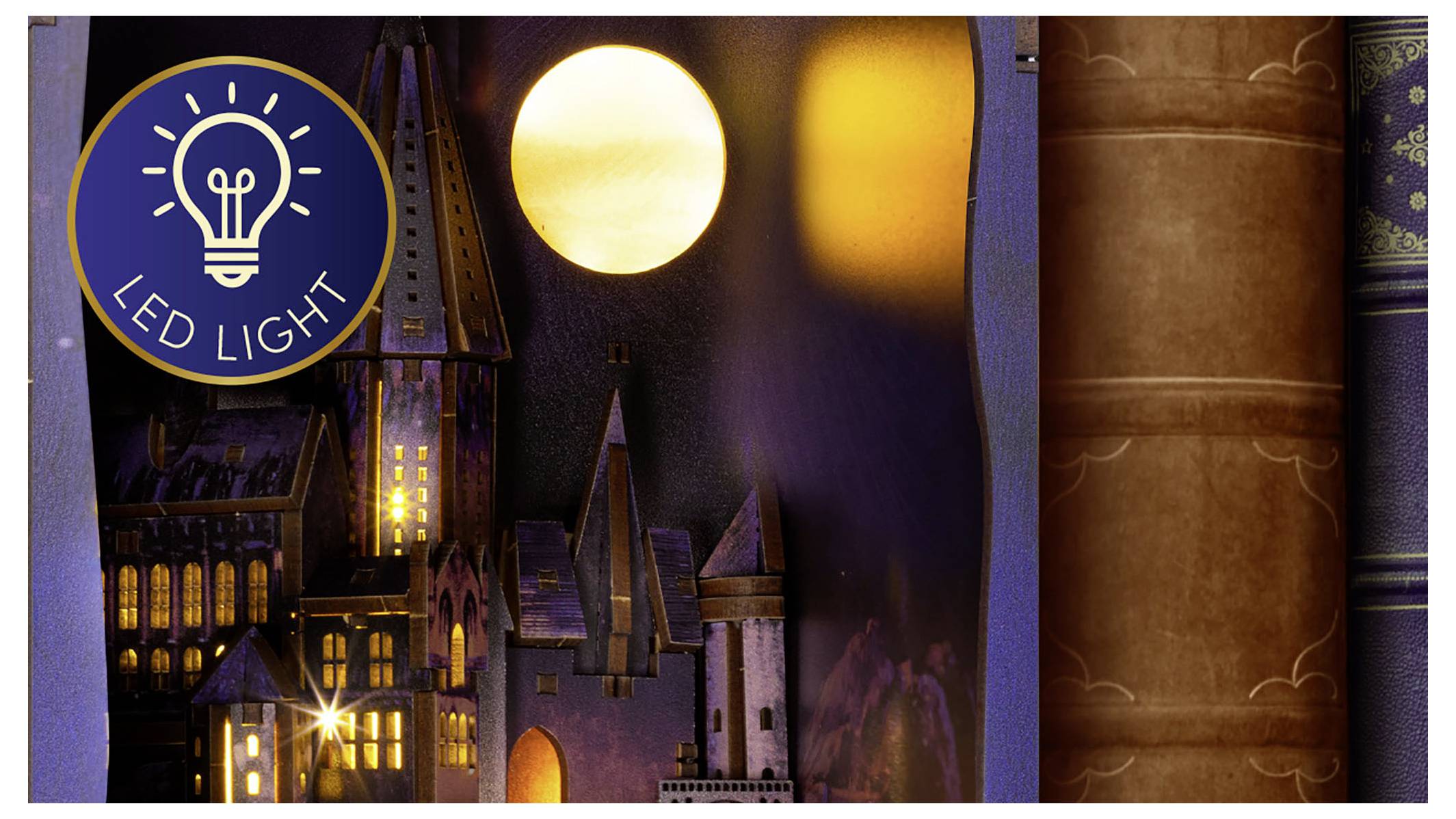 Verpakte decoratieve LED-verlichtingsscène met een gloeiend miniatuukasteel en een rond 'LED LIGHT' badge