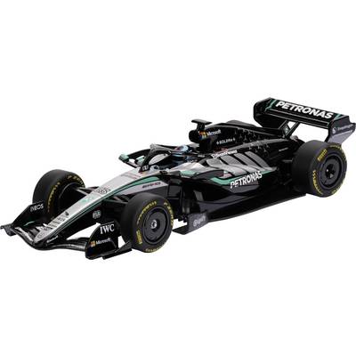 Zwarte Mercedes Formule 1 raceauto met PETRONAS en andere sponsorlogo's op een witte achtergrond.