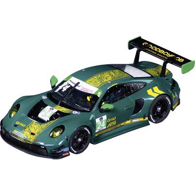 Groene Porsche raceauto, nummer 24, met gele grafische elementen en grote achtervleugel op een witte achtergrond.