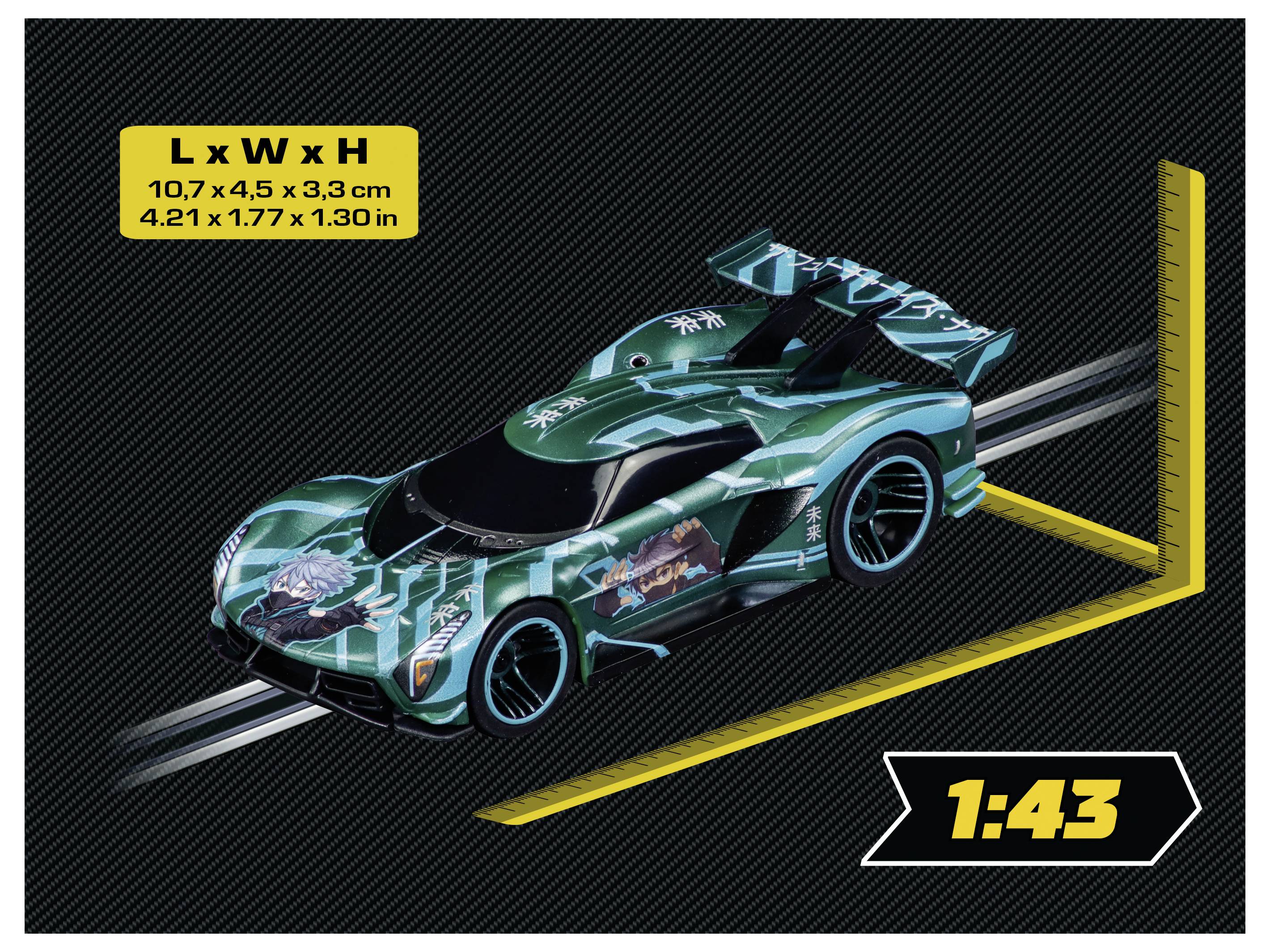 Doosverpakt modelauto-afbeelding van een tealkleurige raceauto op displaytracks, gelabeld 'LxBxH 10,7 x 4,5 x 3,3 cm' en schaal '1:43'.