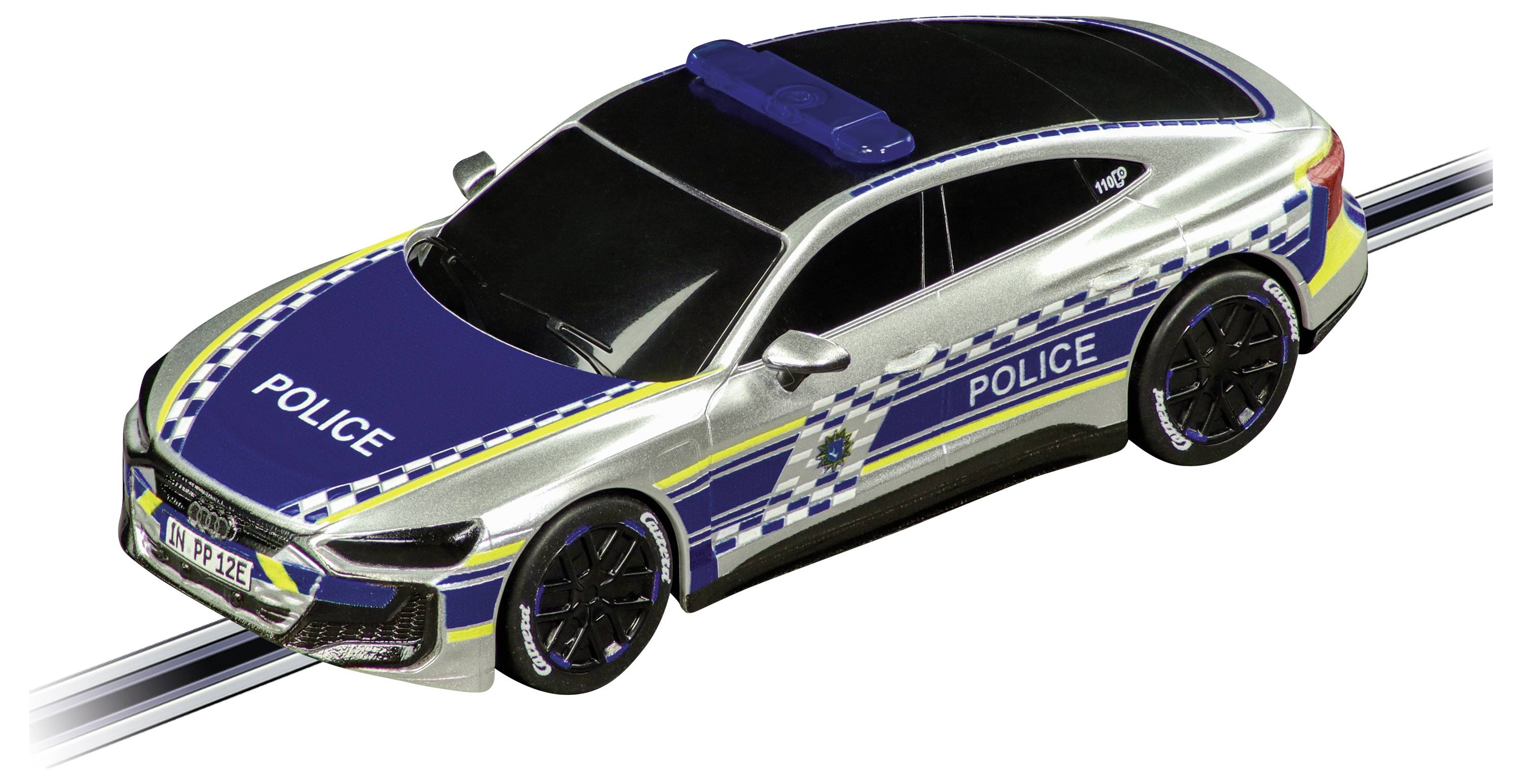 Zilveren speelgoedpolitieauto met blauwe geblokte markeringen en 'POLITIE'-tekst, weergegeven onder een hoek op een witte achtergrond.