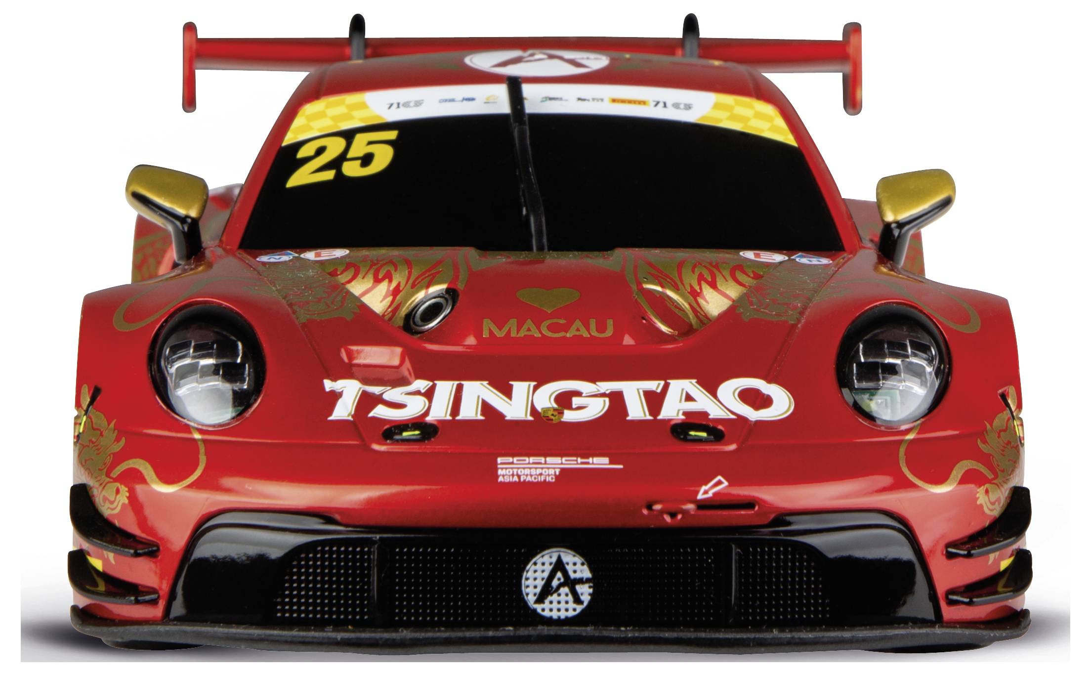 Vooraanzicht van een rode Tsintao racewagen met nummer 25, grote achterspoiler, en sponsorlogo's op de motorkap en voorruit.