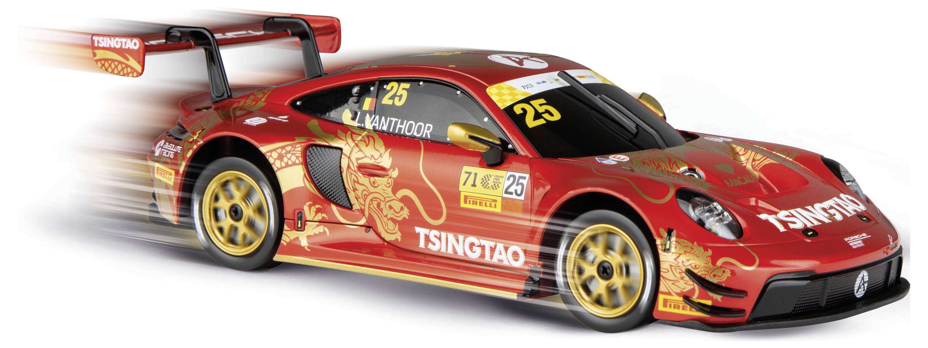 Rode raceauto met gouden wielen en 'TSINGTAO'-branding, nummer 25, die tegen een witte achtergrond raast met bewegingsonscherpte.