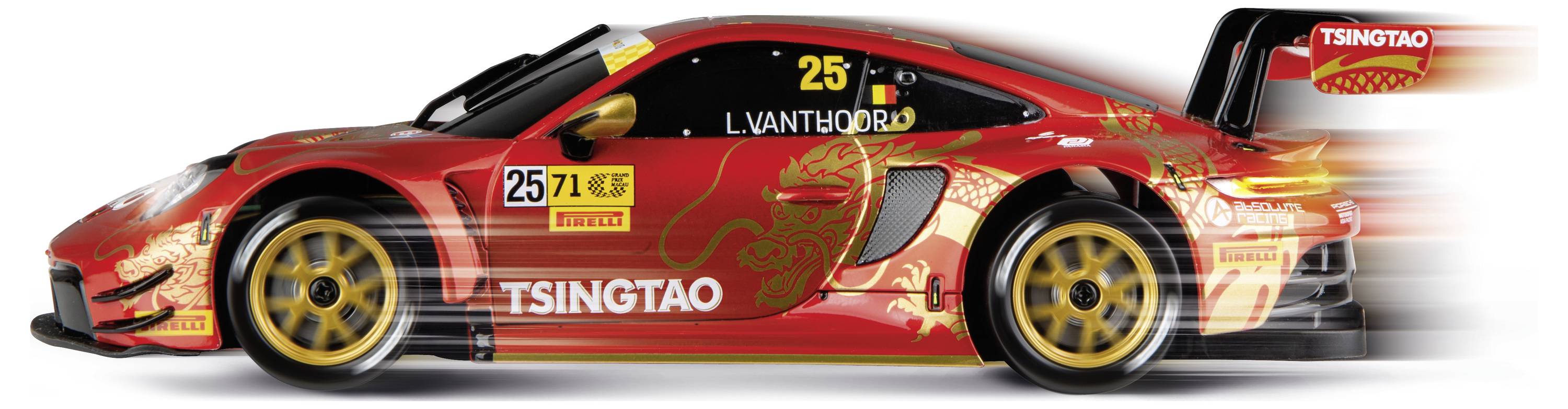 Rode racewagen met TSINGTAO-branding en nummer 25, weergegeven in zijaanzicht met bewegingsonscherpte alsof deze met hoge snelheid voorbijschiet.