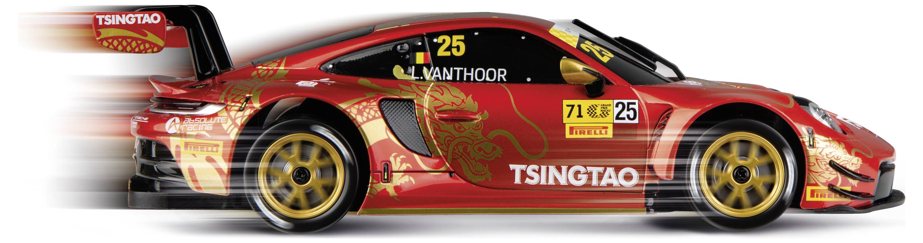Rode Tsingtao-raceauto met gouden wielen en het nummer 25, weergegeven in zijaanzicht op een witte achtergrond.