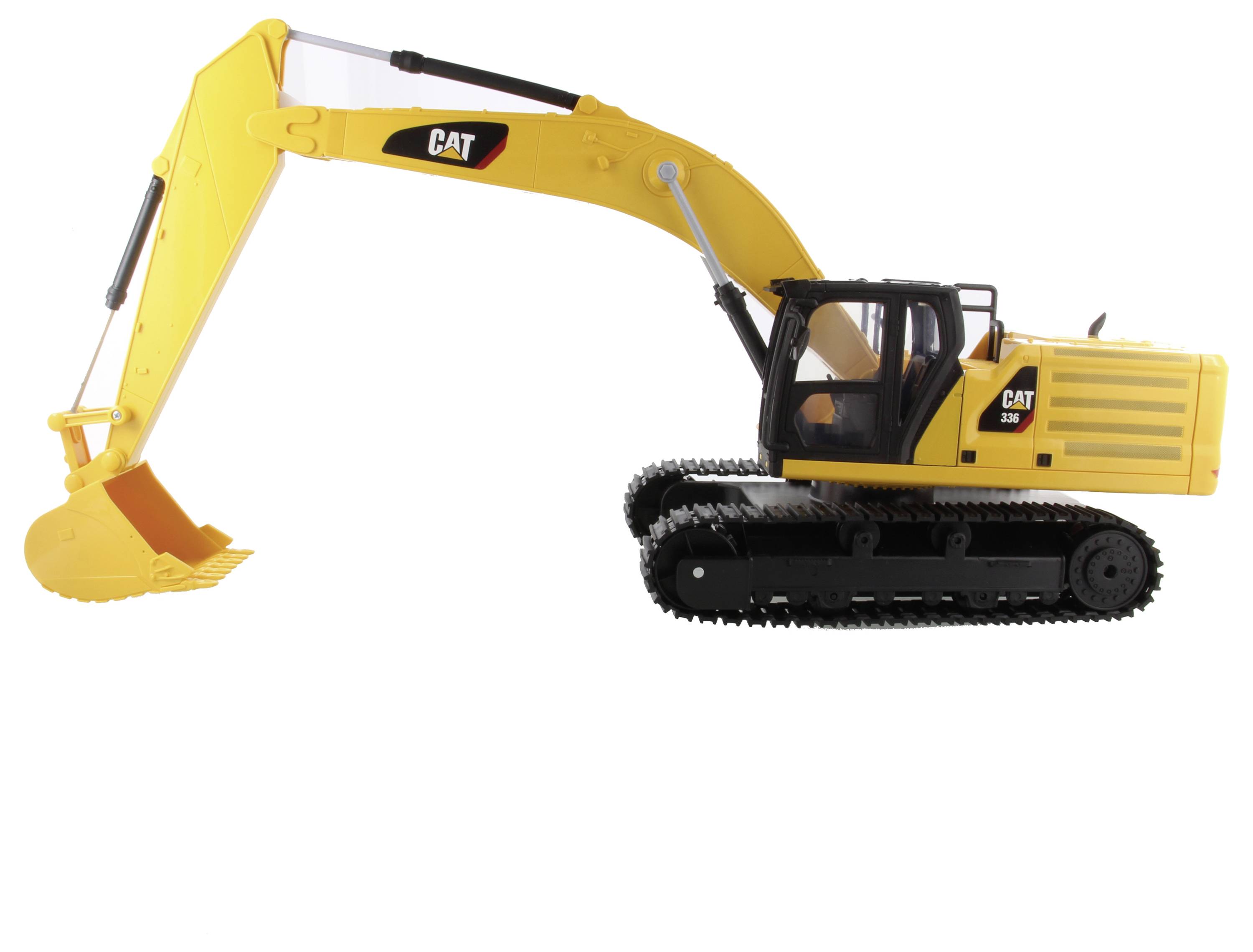 Gele CAT-rupsbak excavator met lange giek en bak op witte achtergrond