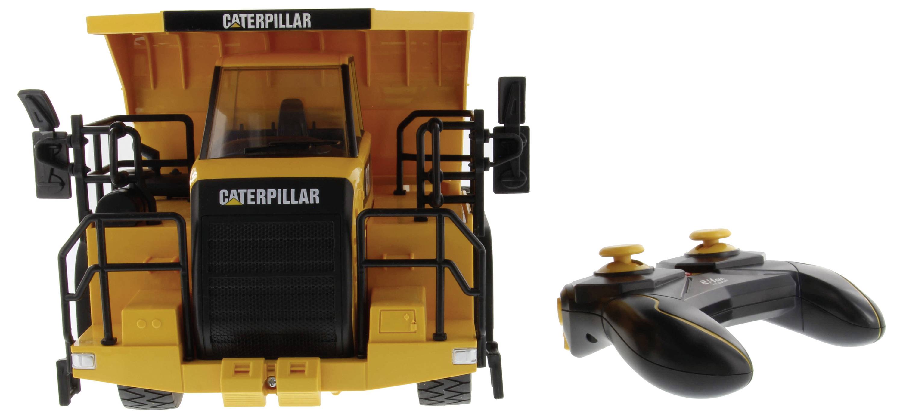 Vooraanzicht van een Caterpillar kiepwagen modelauto naast een zwarte afstandsbediening, weergegeven op een witte achtergrond.