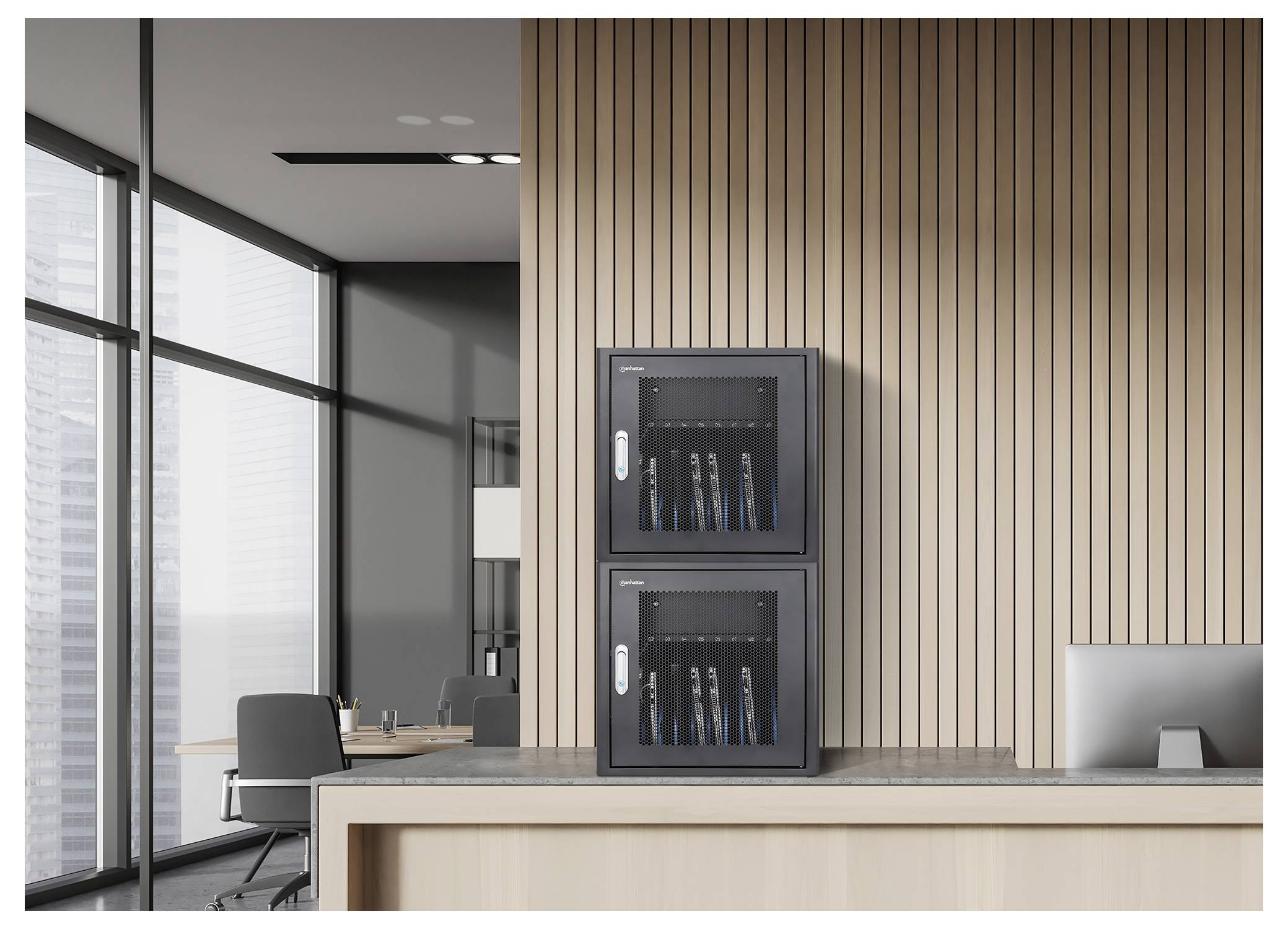Twee gestapelde aan de muur bevestigde netwerkkasten op een met houtpanelen afgewerkte kantoormuur, naast een bureau en grote ramen in een modern kantoor.