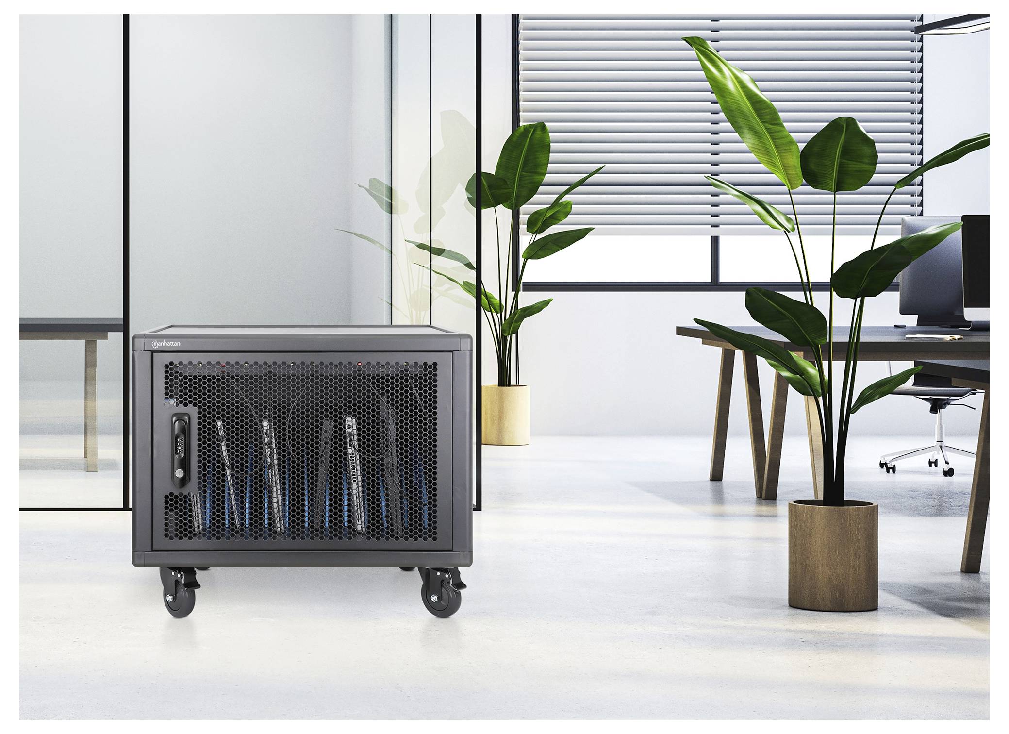 Zwarte serverkastruimte op wielen in een modern kantoor, met zichtbare blauw verlichte apparatuur erin en grote potplanten ernaast.