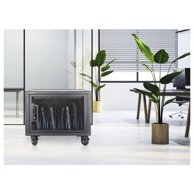 Zwarte serverkastruimte op wielen in een modern kantoor, met zichtbare blauw verlichte apparatuur erin en grote potplanten ernaast.