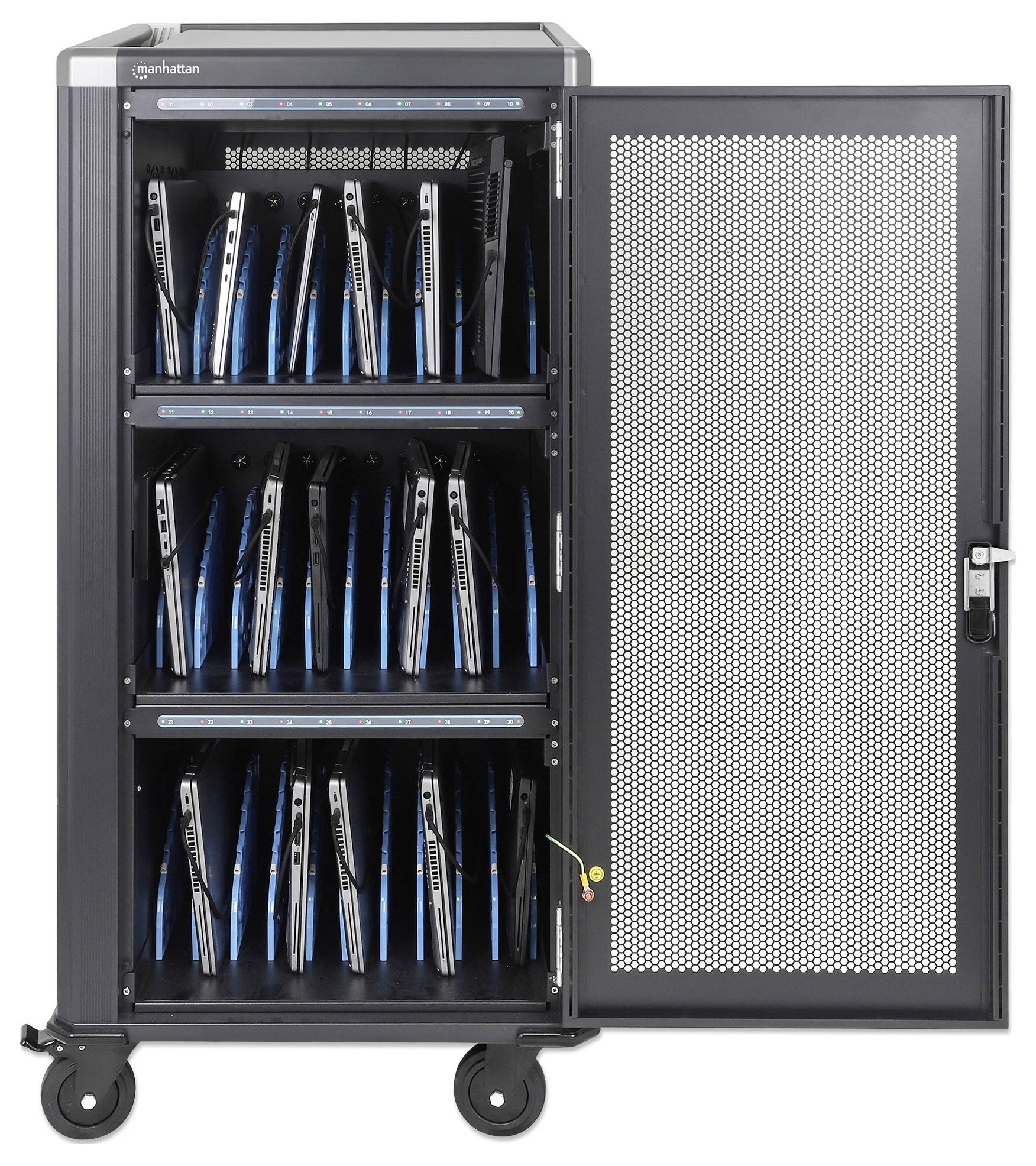 Open zwart oplaadkastje op wielen met meerdere tablets of laptops op drie planken, met deur met gaatjes opengeslagen.
