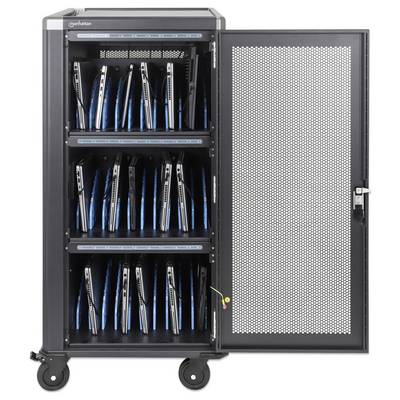 Open zwart oplaadkastje op wielen met meerdere tablets of laptops op drie planken, met deur met gaatjes opengeslagen.