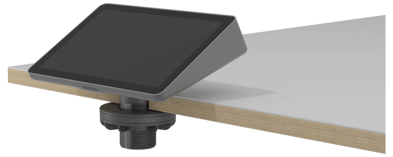 Zwarte verstelbare bureaugrommet houder met een gekantelde tablet- of monitorbeugel aan de rand van een tafelblad.