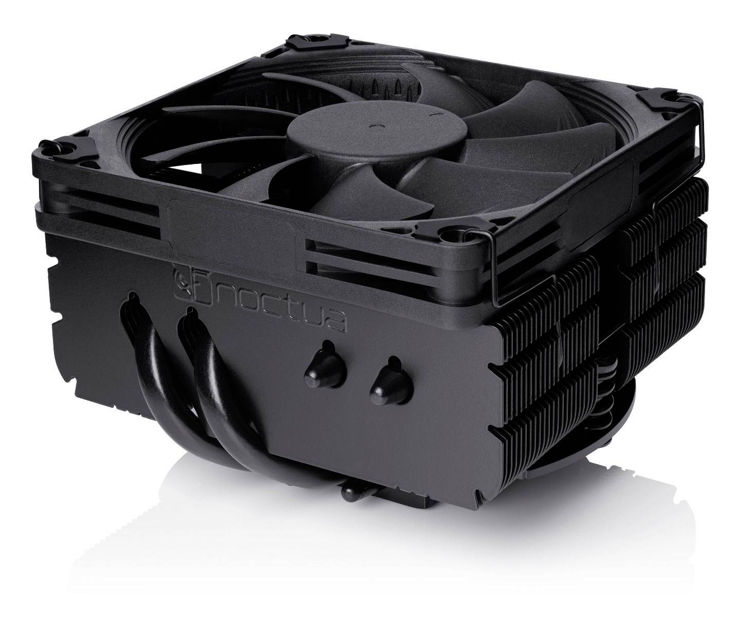 Zwarte Noctua CPU-koeler met ventilator en koelvinnen op een witte achtergrond.