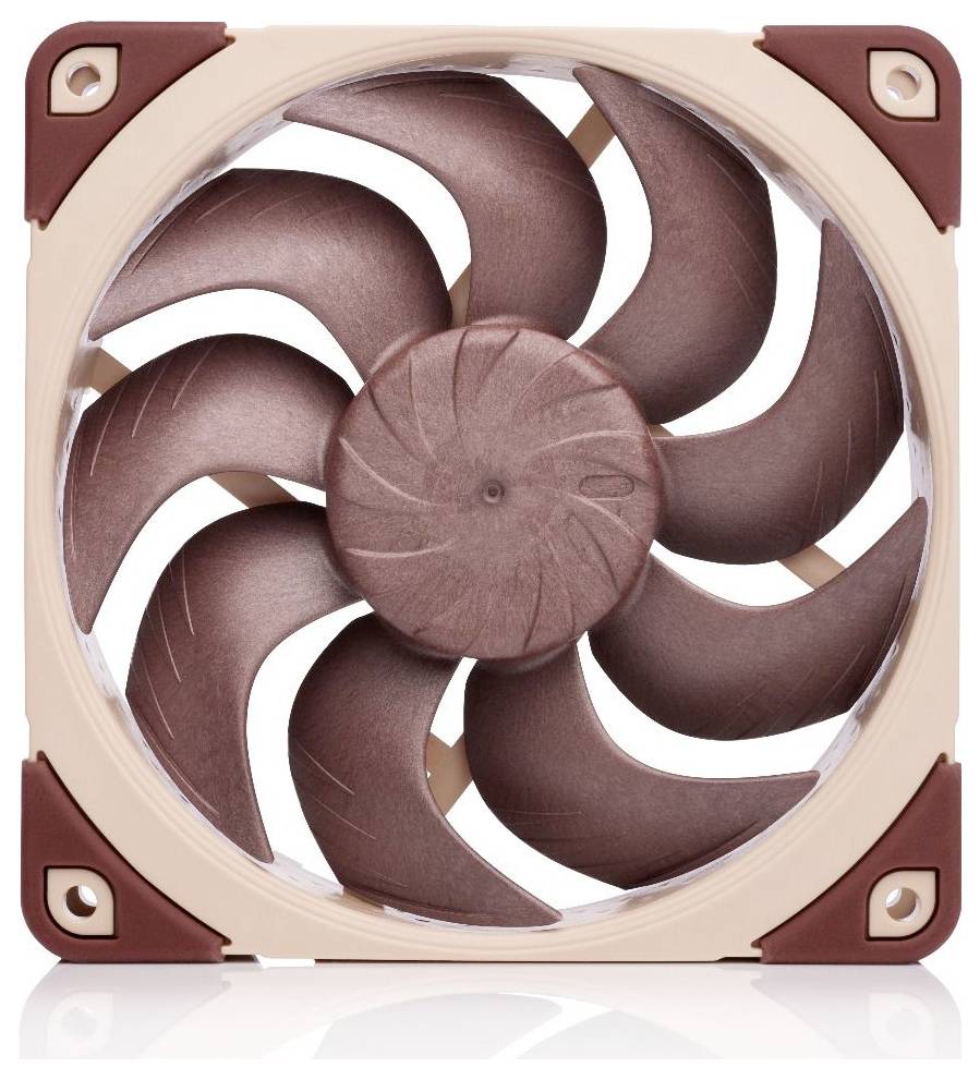 Close-up van een vierkante computerkoelventilator met bruine bladen en beige frame, voorkant getoond op een witte achtergrond.