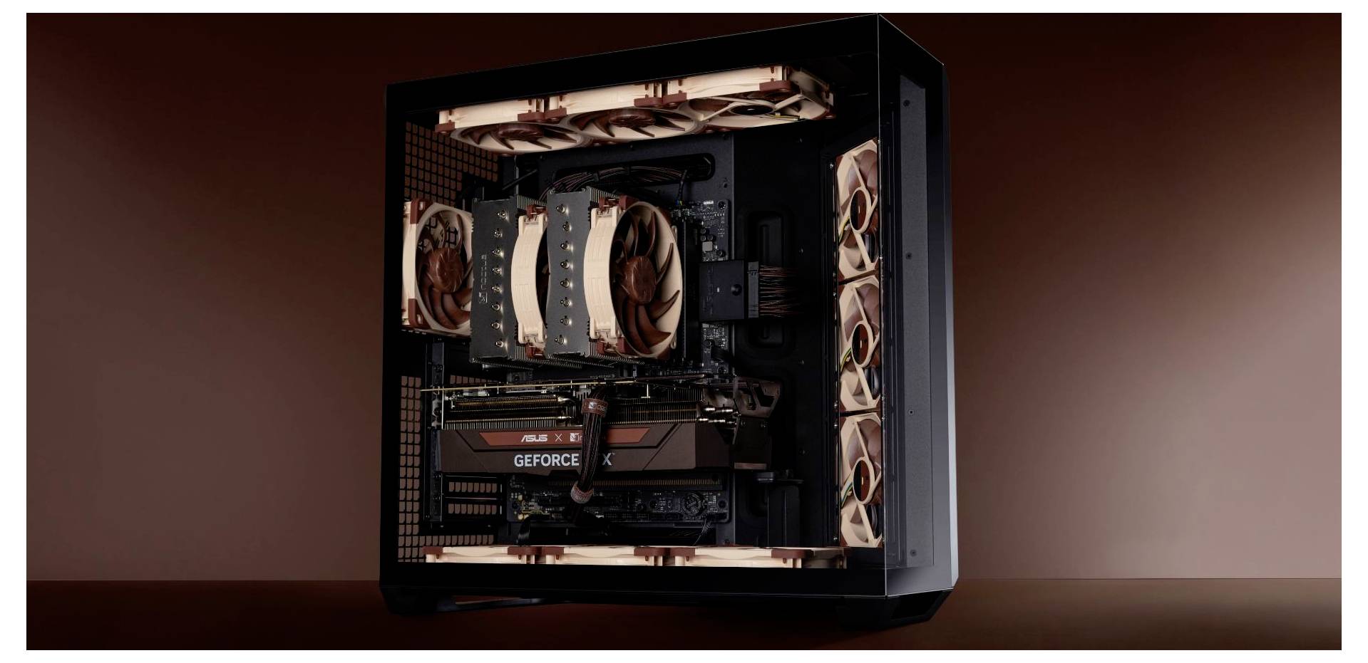 Open desktop-PC-behuizing met zichtbare interne componenten, waaronder een GeForce-graficskaart, dual CPU-koelers en meerdere RGB-ventilatoren.