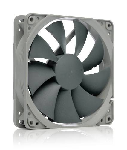Grijs vierkant computerkoelingsventilator met zeven bladen in een kunststof frame op een witte achtergrond.