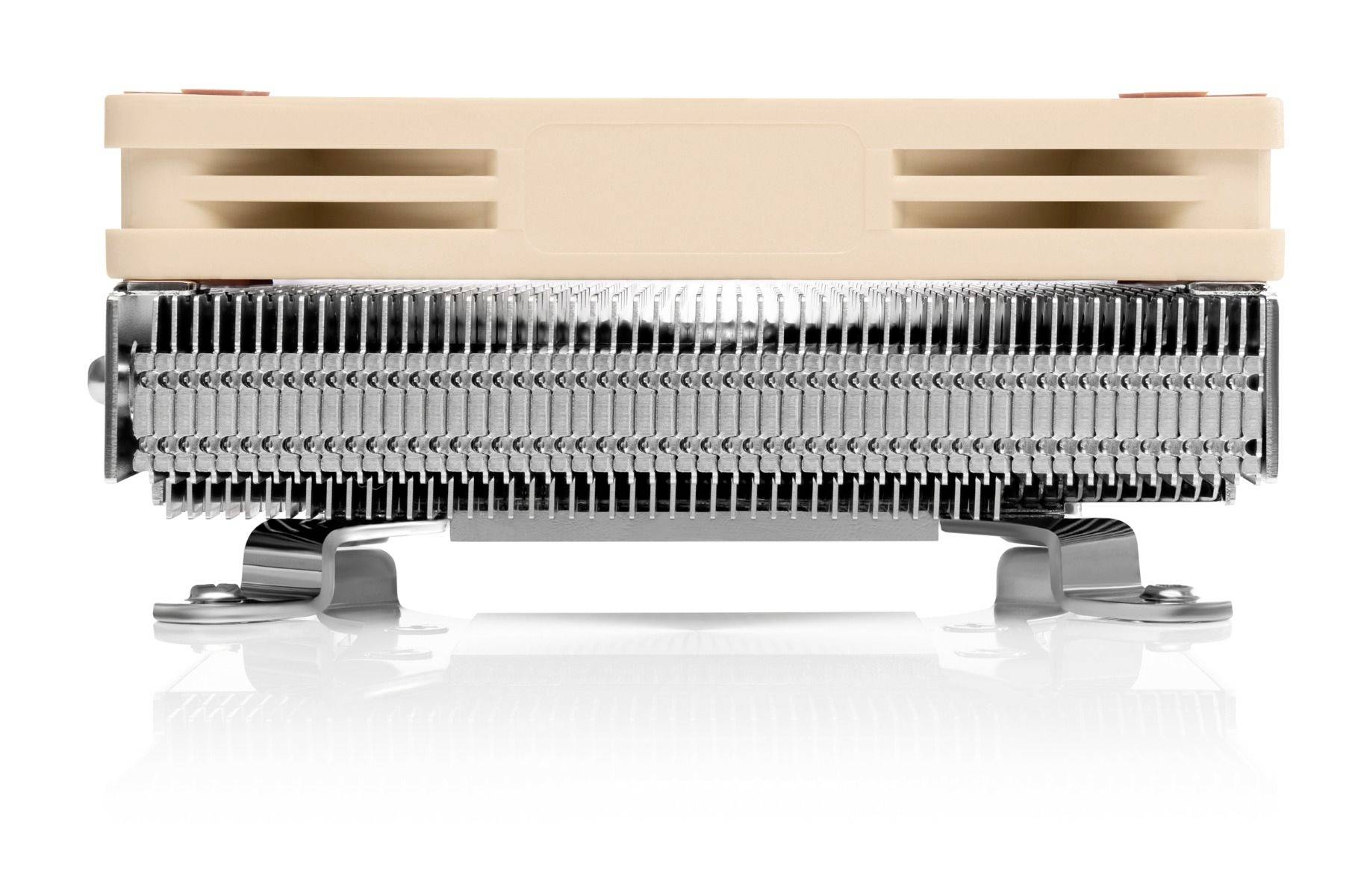 Detailfoto van een beige computerkoellichaam en koelingsassemblage met metalen vinnen en bevestigingsklemmen op een witte achtergrond.