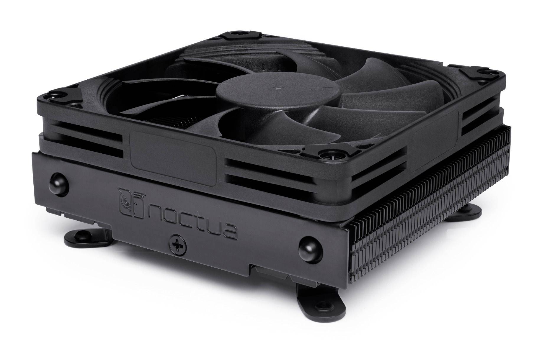 Zwarte Noctua computer CPU-koeler met ventilator en warmteafleider, weergegeven op een witte achtergrond.