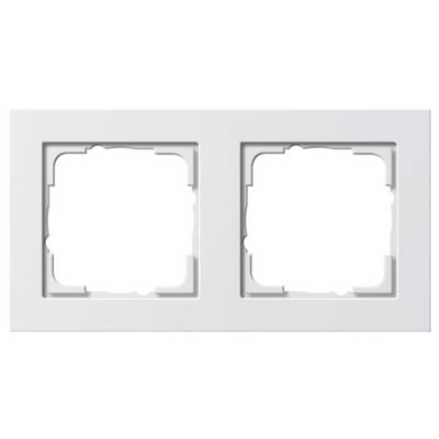 Blanco dubbel lichtschakelaarkader met twee vierkante openingen op een witte muur.