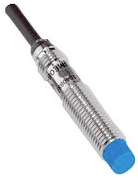 Close-up van een metallische cilindervormige sensor of probe met een zwarte kabel aan het ene uiteinde en een blauwe dop aan het andere uiteinde, geïsoleerd op een witte achtergrond.