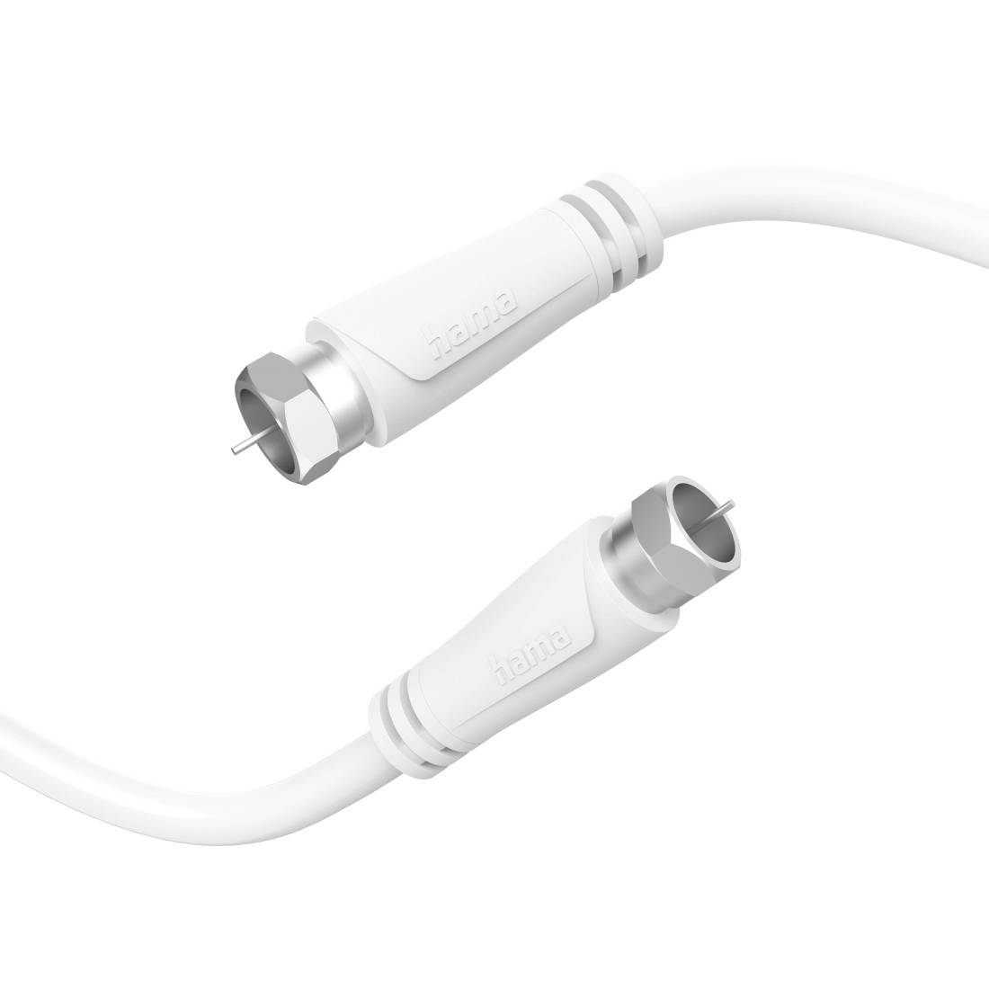 Close-up van een witte coaxiale kabel met F-type connectoren aan beide uiteinden, weergegeven in losgekoppelde toestand tegen een witte achtergrond.