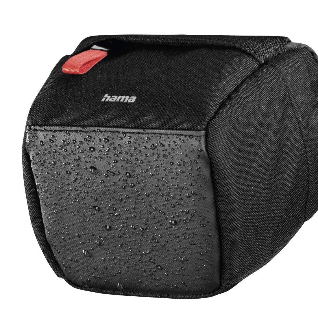 Zwarte Hama ritssluiting-etui met een waterafstotend frontpaneel bedekt met waterdruppels en een rood trekbandje.