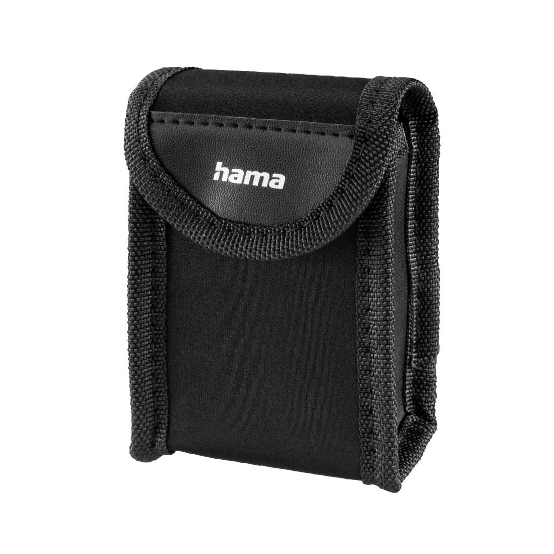 Zwarte Hama compacte transporttas met klepdeksel en gestructureerde afwerking, afgebeeld op een witte achtergrond.