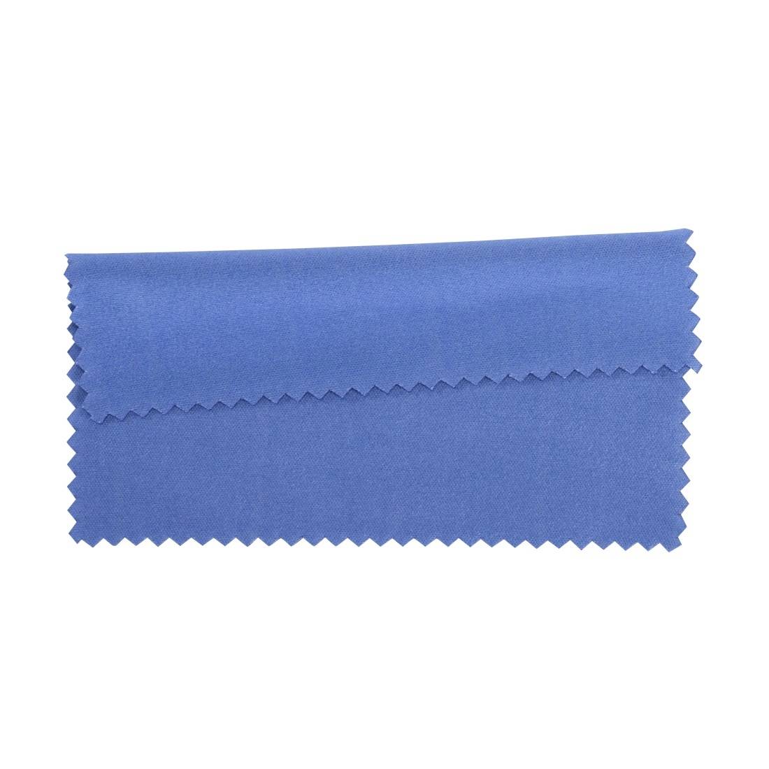 Blauwe microfiber reinigingsdoek met gekartelde randen, gevouwen en gecentreerd op een witte achtergrond.