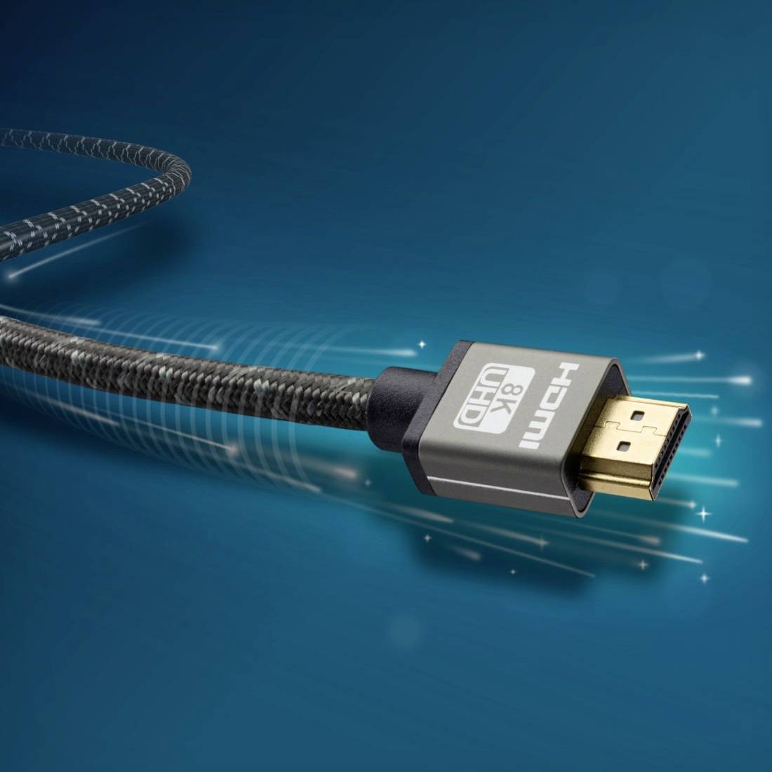 Close-up van een HDMI-kabel met een gouden connector en '8K UHD'-label op een blauwe achtergrond, wat snelle videooverdracht suggereert.