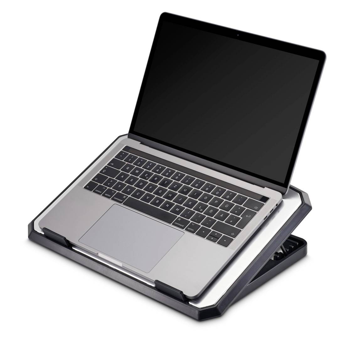 Geopende laptopcomputer rustend op een zwart hellend standaard, getoond op een witte achtergrond.