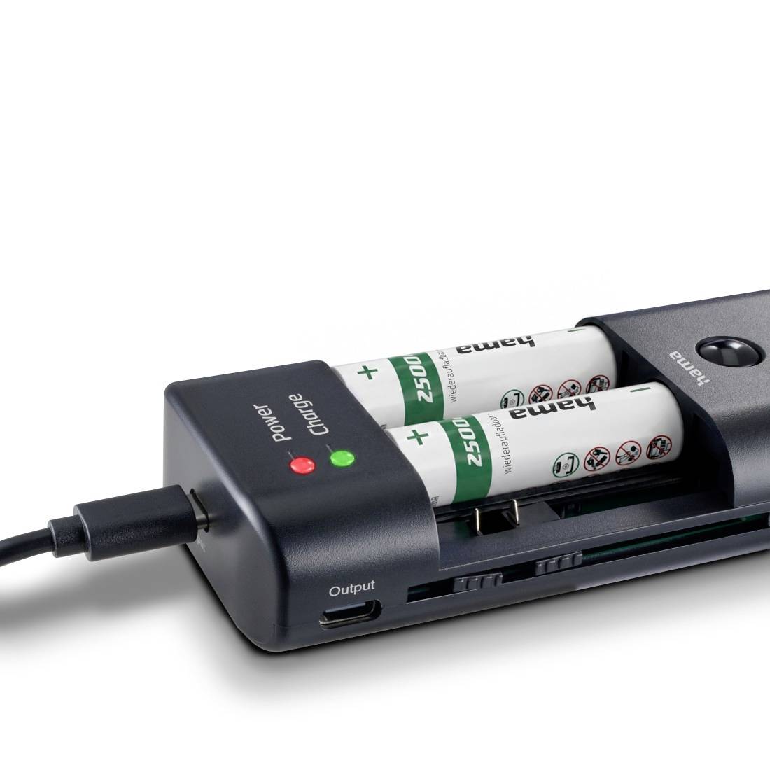 Batterijlader met twee AA oplaadbare batterijen ingebracht, met aan/uit- en laadIndicatorlampjes.