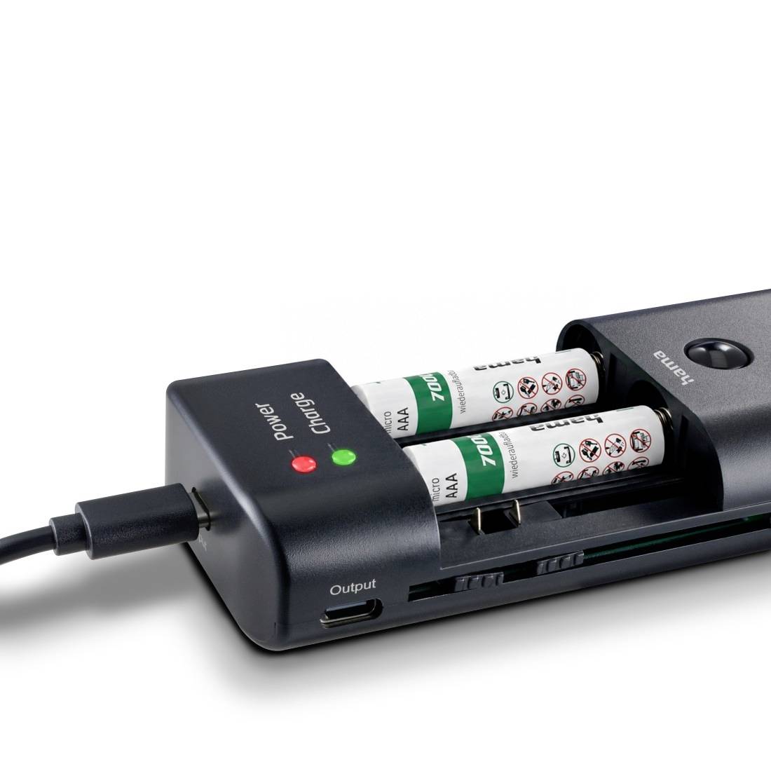 Batterijlader met twee AAA-batterijen ingebracht, met rode energie- en groene laadcIndicatorlampjes en een aangesloten USB-kabel.