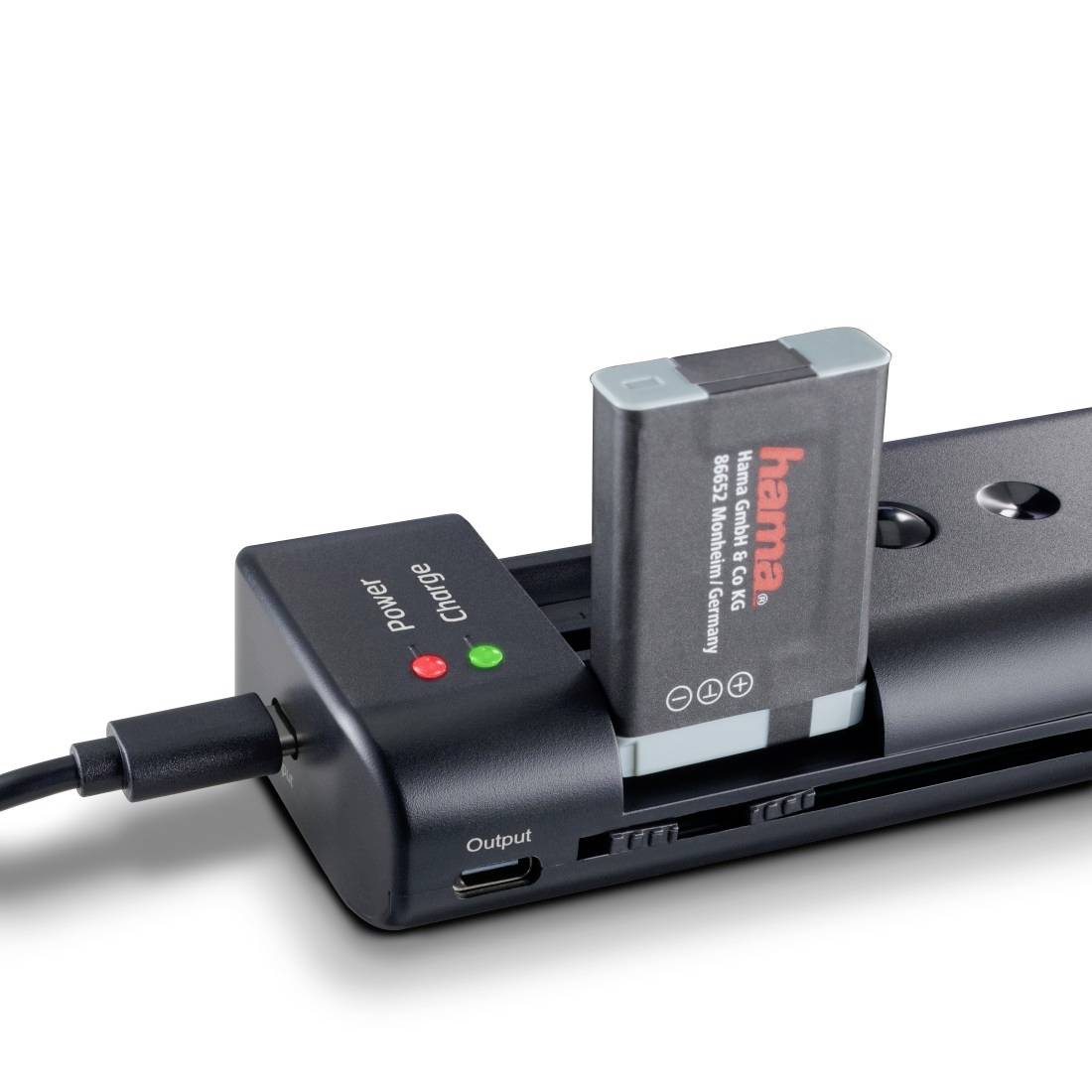 Camerabatterijlader met één Hama-batterij ingeplaatst en zichtbare stroombevoegings-/ladindicatorverlichting
