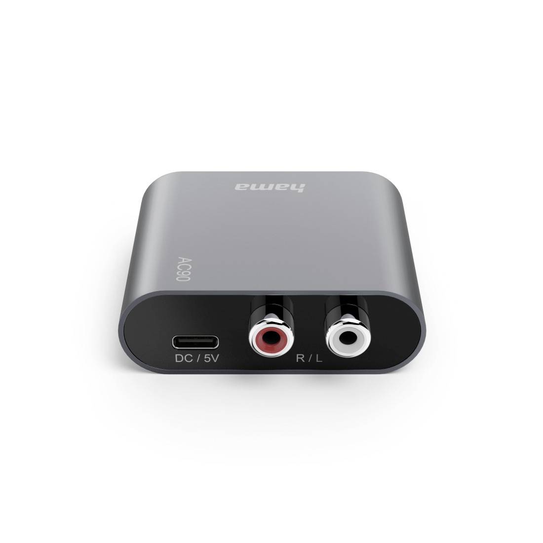 Compacte Hama AC90 audioadapter met USB-C stroomingangmet twee RCA-audiojacks gelabeld R/L op een grijs lichaam.